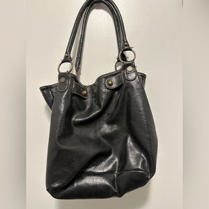 Black leather shoulder sac.